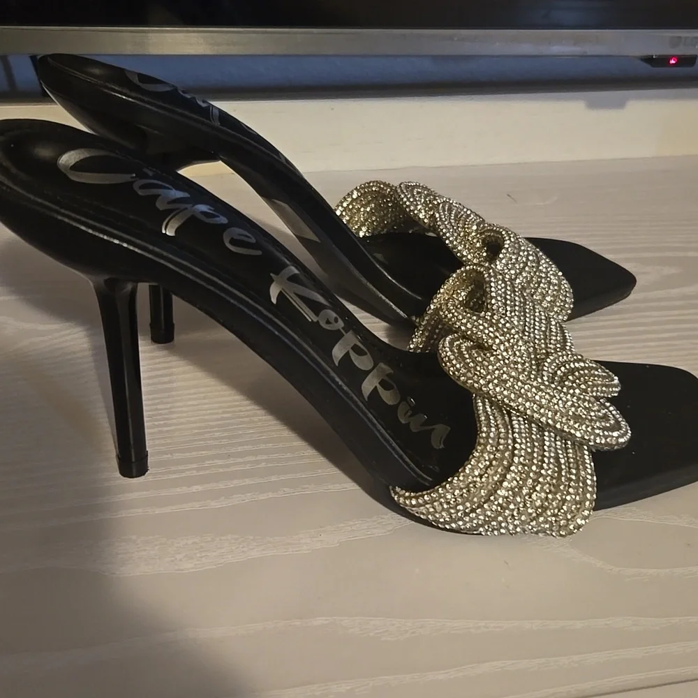 Cape Robbin Black Heels with Silver Embellishments - Picture 3 of 5